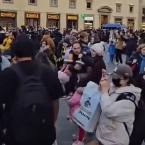 Πάρτι των οπαδών της ΑΕΚ στους δρόμους της Φλωρεντίας (video)