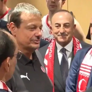 Ο Ερντογάν στα αποδυτήρια της Εθνικής Τουρκίας: Συνομίλησε με τον Αταμάν και τον Οσμάν (video)