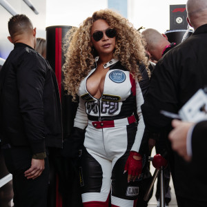 Η Μπιγιόνσε έκλεψε τα βλέμματα με σέξι εμφάνιση στο Grand Prix του Λας Βέγκας (photos - video)