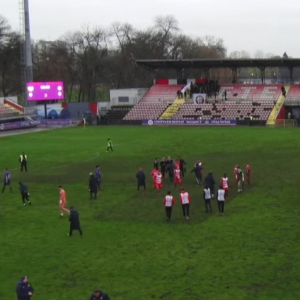 Πρωτοφανές επεισόδιο στη Σερβία: Χούλιγκαν απείλησαν τους παίκτες με όπλα