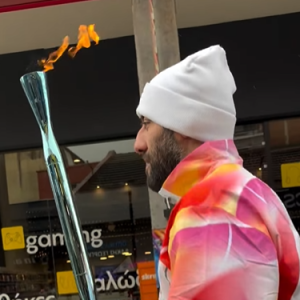 Ο Γιάννης Μπουρούσης έτρεξε με την Ολυμπιακή φλόγα στην Καρδίτσα (video)