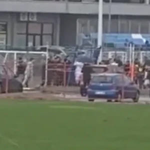 Χάος σε αγώνα νέων με ξύλο, δέκα κόκκινες κάρτες και επέμβαση της αστυνομίας (video)