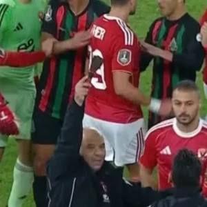 Απίστευτο περιστατικό στο Μαρόκο: Οπαδοί πέταξαν σπάτουλα στον αγωνιστικό χώρο! (video)