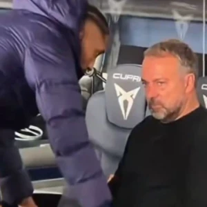 Βούρκωσε στον πάγκο ο Φλικ μετά τη νίκη της Μπαρτσελόνα - Τι συνέβη (video)