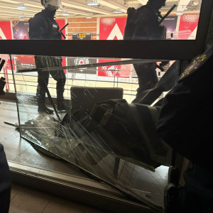 Χάος μετά την αποχώρηση του Ομπράντοβιτς: Σπασμένα τζάμια και φωτοβολίδες στην «Belgrade Arena» (video)