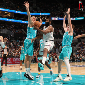 Το show του Χάρντεν στη Σάρλοτ: «Έκλεισε» με 35 πόντους στις πρώτες δύο περιόδους (video)