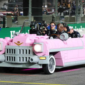 Η ροζ κάντιλακ, κατασκευασμένη από 400.000 τουβλάκια Lego, με την οποία βόλταραν οι σταρ της Formula 1 (photo,video)