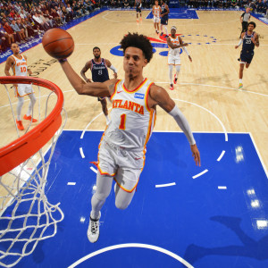 Λείπει ο Γιανγκ, «ξεσαλώνει» ο Τζόνσον: Ο νέος ηγέτης των Χοκς κάνει... θραύση σε σεζόν καριέρας