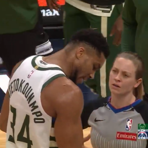 Ο Γιάννης Αντετοκούνμπο διαμαρτυρήθηκε για φάουλ που του έγινε και έδειξε τις πληγές του (video)