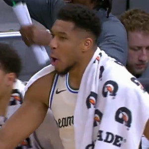 Το κάρφωμα του Θανάση Αντετοκούνμπο και η αντίδραση του «Greek Freak» στα top 10 plays (videos)