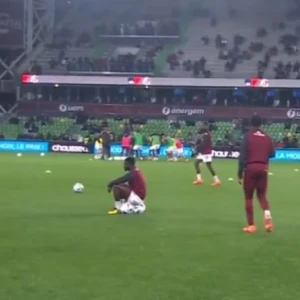 Ο απίθανος τρόπος διαμαρτυρίας του Κουαό - Δεν ξεκίνησε βασικός και έκατσε πάνω σε μια μπάλα (video)