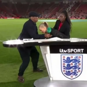 Βρετανίδα δημοσιογράφος λιποθύμησε σε ζωντανή μετάδοση ποδοσφαίρου - Την έπιασε ο Ίαν Ράιτ