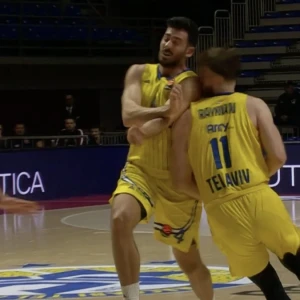 Οι διαιτητές χρέωσαν αντιαθλητικό σε σύγκρουση παίκτη της Μακάμπι με συμπαίκτη του! (video)