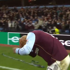 Ο Μάλεν δέχθηκε αντικείμενο στο κεφάλι από τους φιλοξενούμενους οπαδούς της Γιούνγκ Μπόιζ (video)