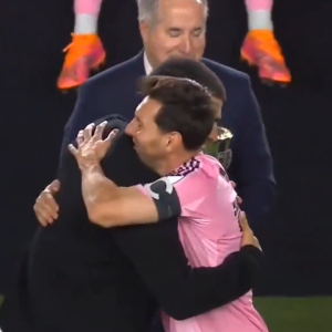 Ο Αλκαράθ παρέδωσε το ιστορικό τρόπαιο στον Λιονέλ Μέσι (video)