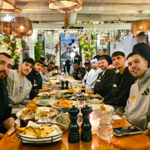 Η αποστολή του Παναθηναϊκού δείπνησε στο εστιατόριο «Raya» της Μυκόνου