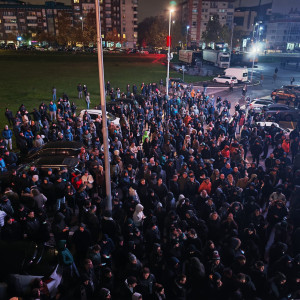 Οπαδοί της Παρτίζαν έξω από την προπόνηση: Συνθήματα κατά του προέδρου και υπέρ του Ζέλικο (videos)