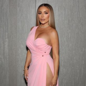 Η πρώην σύζυγος του Πίπεν σοκάρει: Εμφανίστηκε χωρίς εσώρουχα και με έναν άνδρα 20 χρόνια νεότερό της (photo)