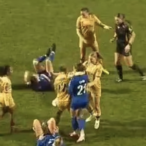 Ούτε σε αγώνα κατς - Πρωτοφανείς εικόνες σε παιχνίδι γυναικών με παίκτρια να πιάνει αντίπαλό της από τον λαιμό (video)