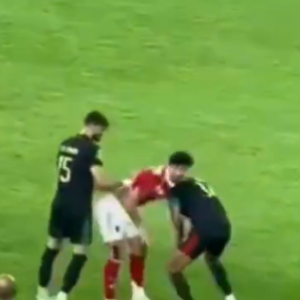 Σοκαριστική επίθεση με μαχαίρι σε ποδοσφαιριστή στο Champions League Αφρικής (video)