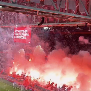 Απίστευτο περιστατικό στην Ολλανδία: Ο αγώνας του Άγιαξ αναβλήθηκε λόγω... πυροτεχνημάτων