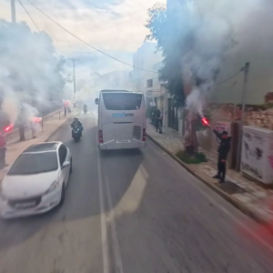 Η εντυπωσιακή ατμόσφαιρα των φίλων του Ολυμπιακού με πυρσούς και καπνογόνα στον δρόμο (video)