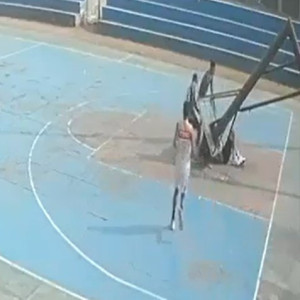 Τρομακτικό δυστύχημα στην Ινδία: 14χρονος τραυματίστηκε θανάσιμα από πτώση μπασκέτας (video)