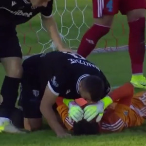 Ο Μάντζης σκόραρε για την Καλαμάτα και φίλησε τον τραυματισμένο τερματοφύλακα Τσιλιγγίρη (video)