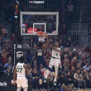 Βραδιά γεμάτη καρφώματα και... poster Μίτσελ στο Top 10 του ΝΒΑ (video)