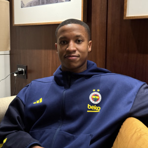 Ο Ντέβον Χολ στο Athletiko: «Η Φενέρ παίζει με 'στόχο στην πλάτη' - Πρόκληση ο Γιασικεβίτσιους»