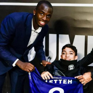 Σπουδαία κίνηση από τον Τεττέη που δώρισε τη φανέλα του στον μικρό Γιαννάκη