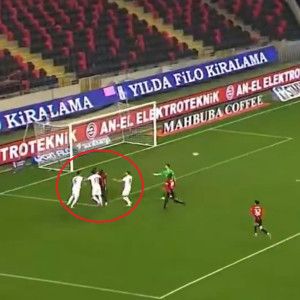 Πρωτοφανές σκηνικό στην Τουρκία: Ποδοσφαιριστές πλακώθηκαν, ο Μπόατενγκ σκόραρε σε κενή εστία και το γκολ μέτρησε (video)