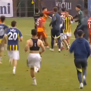 Χάος σε αγώνα Κ19 στην Τουρκία: Παίκτες της Φενέρ και της Γαλατασαράι μετέτρεψαν το γήπεδο σε... ρινγκ (video)