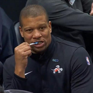 Ο Μάικ Μπατίστ βούρτσιζε τα δόντια του κατά τη διάρκεια αγώνα (video)