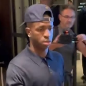 Χαμός για τον Βινίσιους στο ξενοδοχείο της Ρεάλ - Έδωσε αυτόγραφα ο Βραζιλιάνος (video)