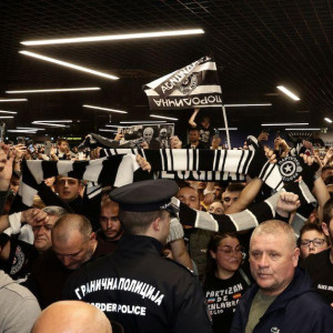 Απίστευτες εικόνες στο αεροδρόμιο του Βελιγραδίου: «Ζέλικο μείνε»