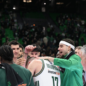 Οι πανηγυρισμοί των παικτών του Παναθηναϊκού με τον Ρογκαβόπουλο - Φατούρο και αγκαλιές (video)