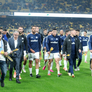 Οι παίκτες του Ατρόμητου άφησαν λουλούδια στη μνήμη του δολοφονημένου φίλου της ΑΕΚ στη Χαλκίδα (video)