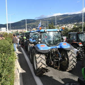 Ομάδα μπάσκετ της Τουρκίας έπεσε σε «μπλόκο» αγροτών στη Θήβα (video)