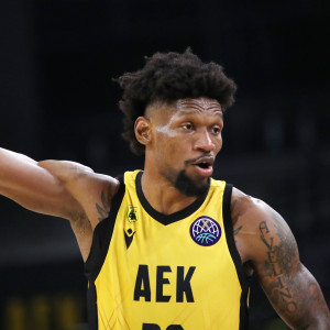 Απρόοπτο με Σίλβα στην ΑΕΚ, ένιωσε ενόχληση στο δεξί πόδι.