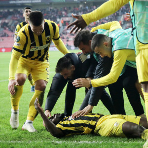 Ξέσπασμα στα γκολ, ομάδα και κόσμος «ένα» και «πάρτι» στα αποδυτήρια - Η παρακάμερα της ΑΕΚ στην Σαμψούντα