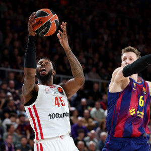 Απίστευτο putback κάρφωμα του Χολ που... ξέσπασε στο καλάθι της Μπαρτσελόνα (video)