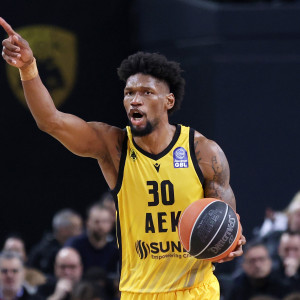 Όλη η ΑΕΚ.. πάνω στον Σίλβα για να μείνει στη Sunel Arena