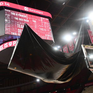 Μαύρα προστατευτικά στο ΣΕΦ για να καλυφθεί η οροφή που στάζει (video)