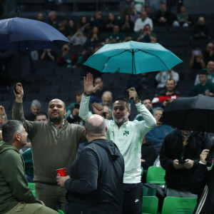 Φίλοι του Παναθηναϊκού άνοιξαν ομπρέλες στο Telekom Center! (photos)