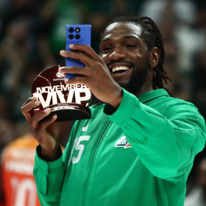 Ο Φαρίντ παρέλαβε το βραβείο του MVP για τον μήνα Νοέμβρη και τράβηξε μαζί του σέλφι (video)