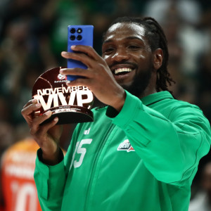 Ο Φαρίντ παρέλαβε το βραβείο του MVP για τον μήνα Νοέμβρη και τράβηξε μαζί του σέλφι (video)