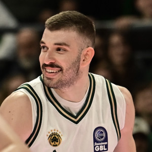 Ασύλληπτος Ρογκαβόπουλος: 40 πόντοι και ρεκόρ τριπόντων στη Stoiximan GBL με 12 εύστοχα σουτ! (video)