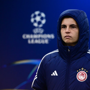 Η άφιξη του Ολυμπιακού στο γήπεδο της Καϊράτ και το... τελετουργικό του Μουζακίτη (video)