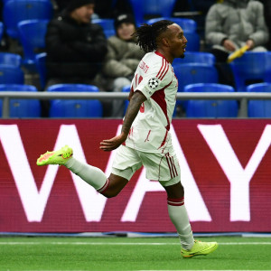 Ο Μάρτινς σκοράρει από απίθανη γωνία και ο Ολυμπιακός ανοίγει το σκορ στο Καζακστάν (video)